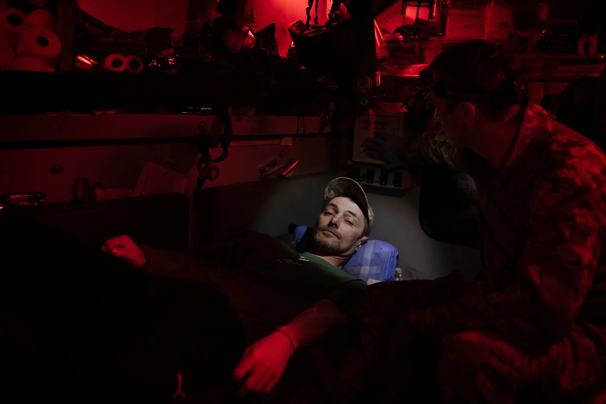 Пораненому українському військовому медики надають допомогу під Авдіївкою 4 травня.